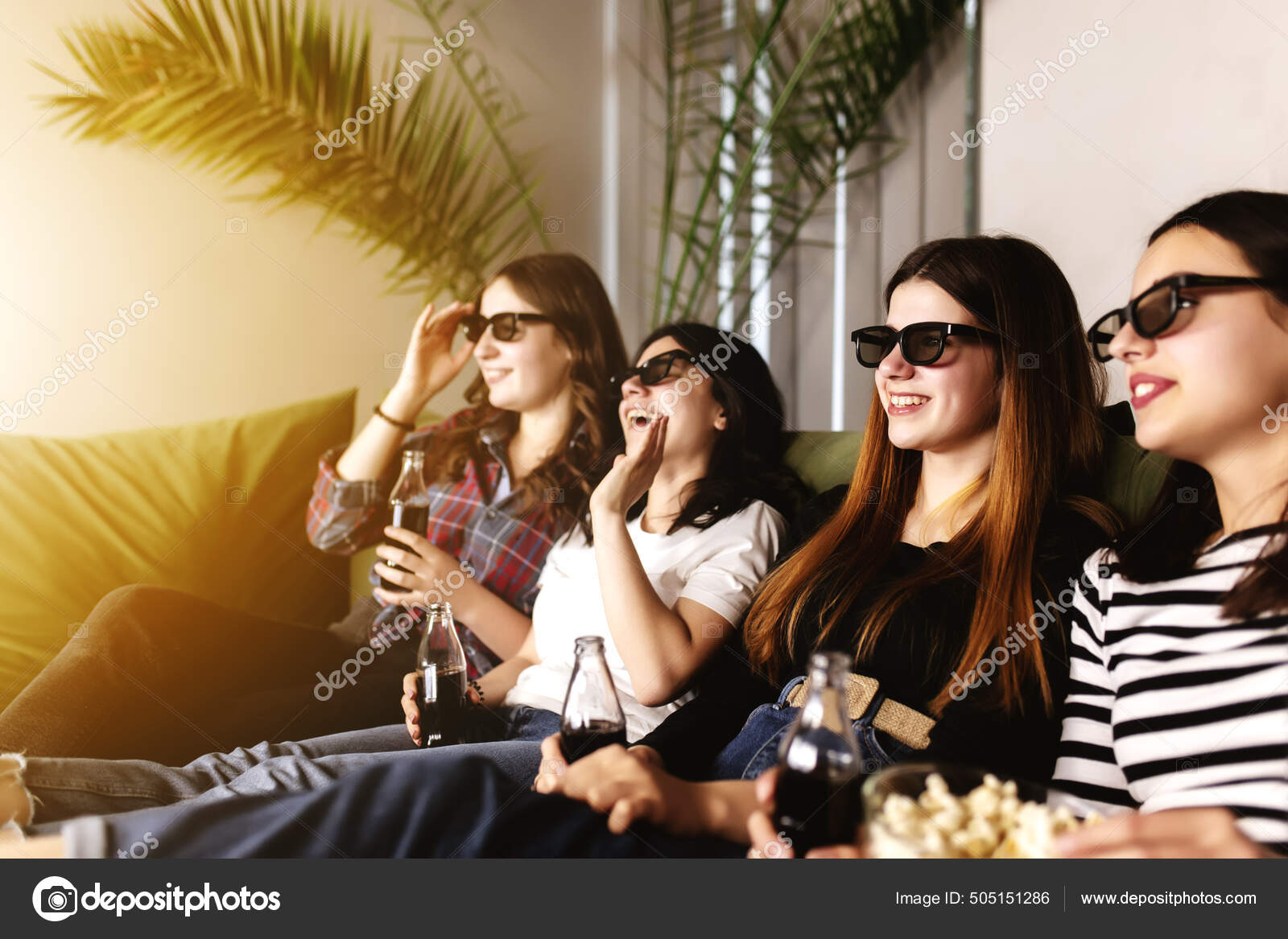 Дружеская Группа Людей Очках Смотрят Фильм Улыбаются Смеются Пить.