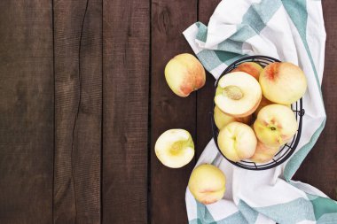 Kahverengi ahşap masa zemininde büyük ve sulu şeftaliler.