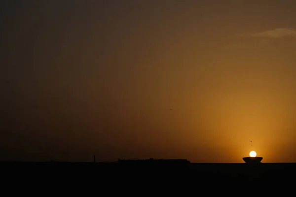 Şehirde gün batımı, bu yılın son güneşi.