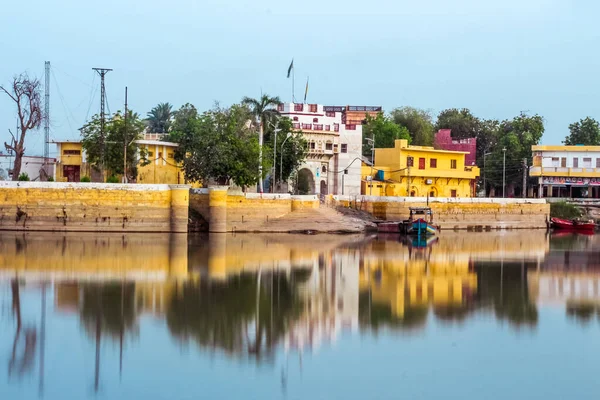Küçük bir adanın güzel bir manzarası. Sadhu Bela, Sukkur Sindh Pakistan adında dini bir yerdir.
