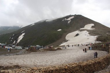 Pakistan 'daki Babusar Dağı' nda Kar Düşüşü