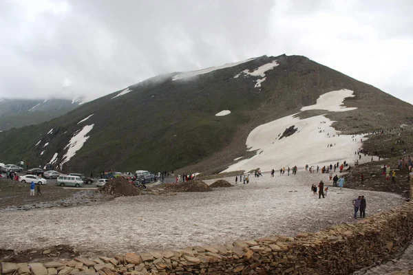 Pakistan 'daki Babusar Dağı' nda Kar Düşüşü