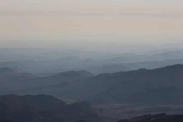 Gorakh Tepesi, Pakistan 'ın Sindh şehrinde bir tepe istasyonudur. Kirthar Dağları 'nda 5,689 ft (1,734 m) yükseklikte, Dadu şehrinin 94 kilometre (58 mi) kuzeybatısında yer almaktadır..