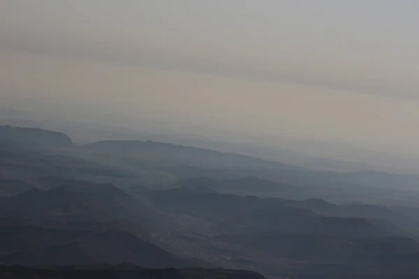 Gorakh Tepesi, Pakistan 'ın Sindh şehrinde bir tepe istasyonudur. Kirthar Dağları 'nda 5,689 ft (1,734 m) yükseklikte, Dadu şehrinin 94 kilometre (58 mi) kuzeybatısında yer almaktadır..