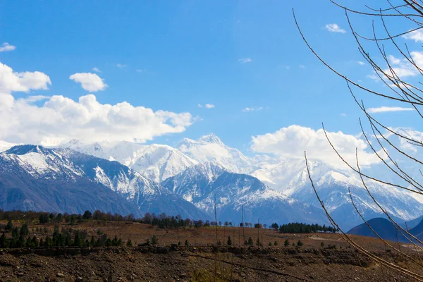 Hunza Pakistan 'ın otonom Gilgit-Baltistan bölgesinde dağlık bir vadidir. Hunza Pakistan 'ın Gilgit-Baltistan' ın kuzey kesiminde yer almaktadır ve batıda Khyber Pakhtunkhwa ile sınırdır.