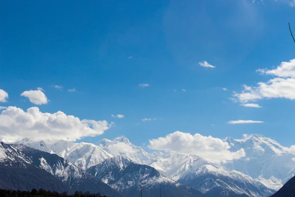 Hunza Pakistan 'ın otonom Gilgit-Baltistan bölgesinde dağlık bir vadidir. Hunza Pakistan 'ın Gilgit-Baltistan şehrinin kuzey kesiminde, batıda Khyber Pakhtunkhwa ve kuzeyde Çin' in Xinjiang bölgesinde yer almaktadır.