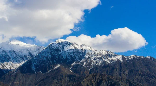 Hunza Pakistan 'ın otonom Gilgit-Baltistan bölgesinde dağlık bir vadidir. Hunza Pakistan 'ın Gilgit-Baltistan şehrinin kuzey kesiminde, batıda Khyber Pakhtunkhwa ve kuzeyde Çin' in Xinjiang bölgesinde yer almaktadır.