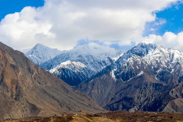 Hunza Pakistan 'ın otonom Gilgit-Baltistan bölgesinde dağlık bir vadidir. Hunza Pakistan 'ın Gilgit-Baltistan şehrinin kuzey kesiminde, batıda Khyber Pakhtunkhwa ve kuzeyde Çin' in Xinjiang bölgesinde yer almaktadır.