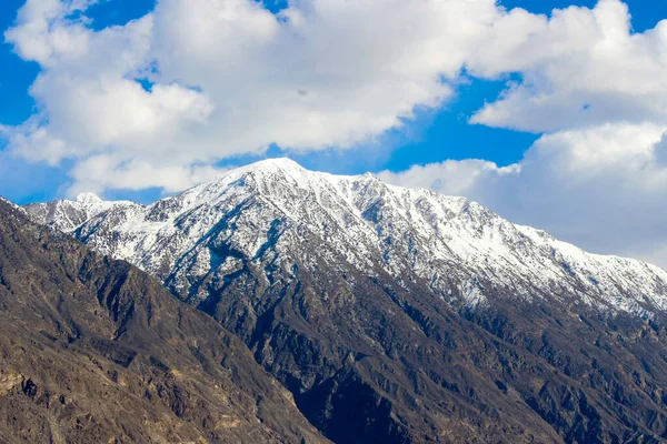 Hunza Pakistan 'ın otonom Gilgit-Baltistan bölgesinde dağlık bir vadidir. Hunza Pakistan 'ın Gilgit-Baltistan şehrinin kuzey kesiminde, batıda Khyber Pakhtunkhwa ve kuzeyde Çin' in Xinjiang bölgesinde yer almaktadır.
