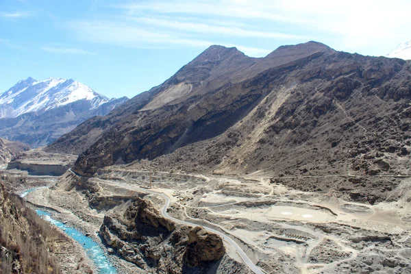 Hunza Pakistan 'ın otonom Gilgit-Baltistan bölgesinde dağlık bir vadidir. Hunza Pakistan 'ın Gilgit-Baltistan şehrinin kuzey kesiminde, batıda Khyber Pakhtunkhwa ve kuzeyde Çin' in Xinjiang bölgesinde yer almaktadır.