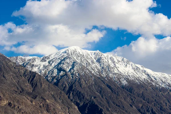 Hunza Pakistan 'ın otonom Gilgit-Baltistan bölgesinde dağlık bir vadidir. Hunza Pakistan 'ın Gilgit-Baltistan şehrinin kuzeyinde yer almaktadır ve Khyber Pakhtunkhwa ile sınırdadır..