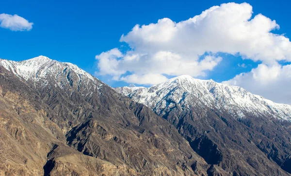 Hunza Pakistan 'ın otonom Gilgit-Baltistan bölgesinde dağlık bir vadidir. Hunza Pakistan 'ın Gilgit-Baltistan şehrinin kuzeyinde yer almaktadır ve Khyber Pakhtunkhwa ile sınırdadır..