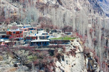 Hunza Pakistan 'ın otonom Gilgit-Baltistan bölgesinde dağlık bir vadidir. Hunza Pakistan 'ın Gilgit-Baltistan şehrinin kuzey kesiminde, batıda Khyber Pakhtunkhwa ve kuzeyde Çin' in Xinjiang bölgesinde yer almaktadır.