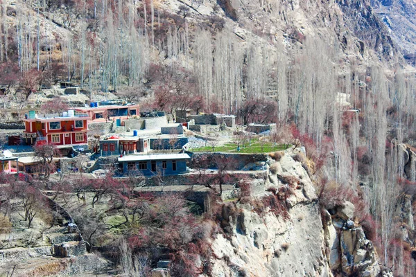 Hunza Pakistan 'ın otonom Gilgit-Baltistan bölgesinde dağlık bir vadidir. Hunza Pakistan 'ın Gilgit-Baltistan şehrinin kuzey kesiminde, batıda Khyber Pakhtunkhwa ve kuzeyde Çin' in Xinjiang bölgesinde yer almaktadır.