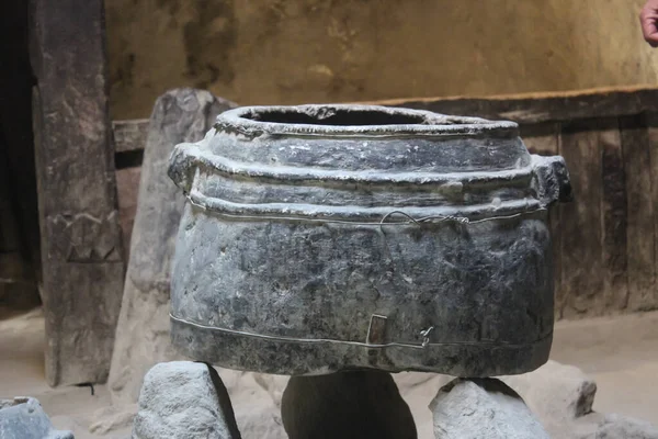 Altit Fort Ketchen, Pakistan 'ın Gilgit Baltistan kentindeki Hunza Vadisi' ndeki Altit kasabasında bulunan antik bir kaledir..