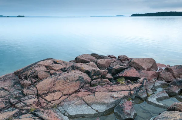 Aland Adaları 'ndaki kırmızı granit kıyısı. Finlandiya