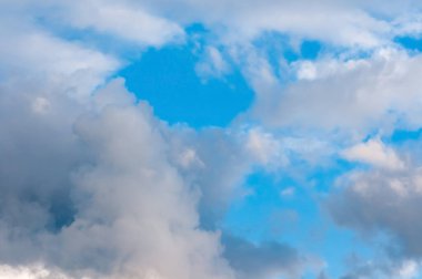 Güzel kümülüs bulutları