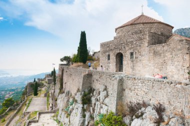 Aziz Vitus Kilisesi. Klis Kalesi - Hırvatistan 'ın orta Dalmaçya kentindeki Split kenti yakınlarındaki ortaçağ kalesi