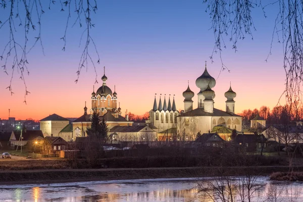 Tikhvin varsayım manastırı. Aydınlatılmış bir manastırı olan akşam manzarası. Tikhvin, Leningrad bölgesi, Rusya