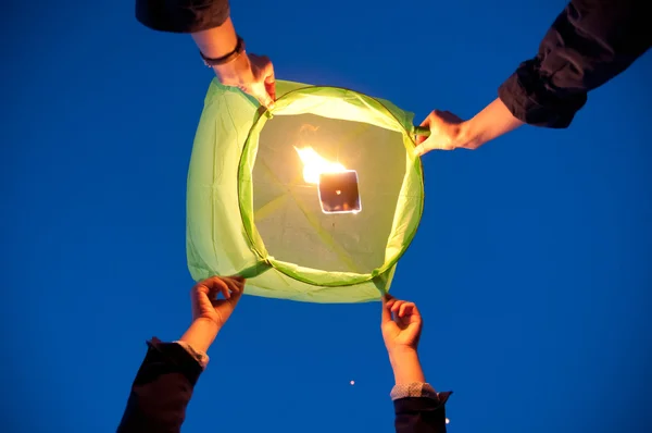 Çince fener gökyüzüne doğru çalışan