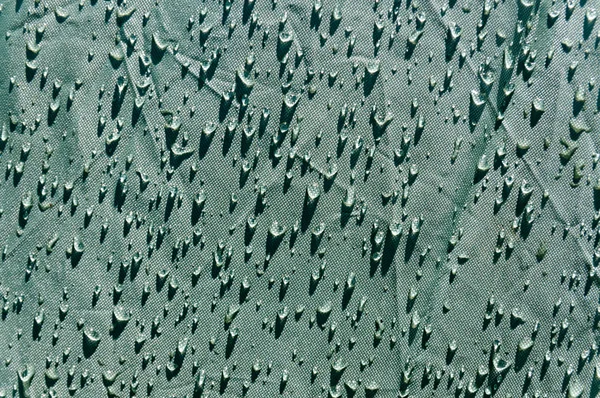 Çiy ile kumaş çadır yüzeyine düşer