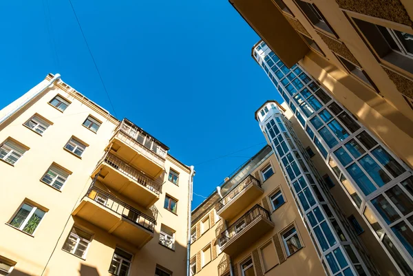  Eski evin duvarları üzerinde yukarı doğru alt görünümü