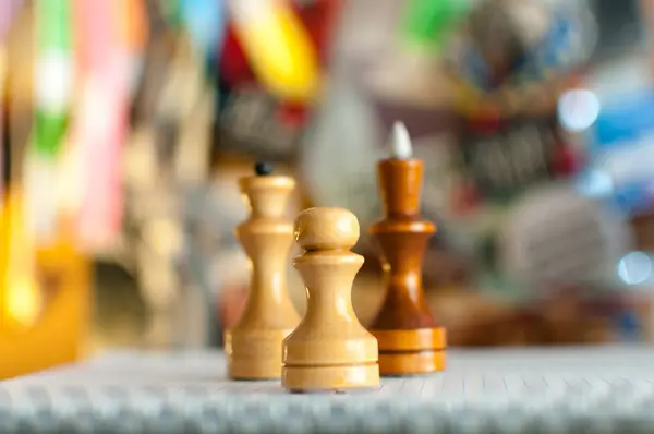 Renkli bir arka plan üzerinde satranç taşları