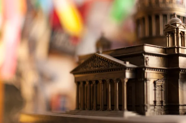 Bir oyuncak Isaac's Cathedral parçası