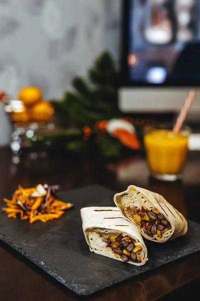 Omlet ve fasulyeli noel kahvaltısı burritosu.