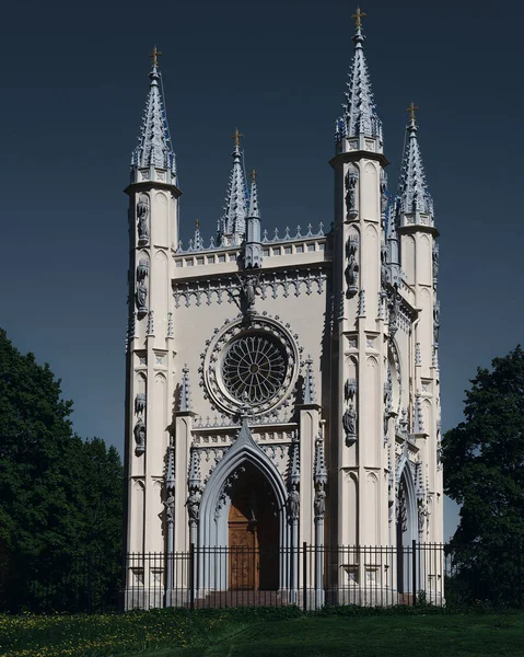 Binanın önünde büyük bir saat kulesi.