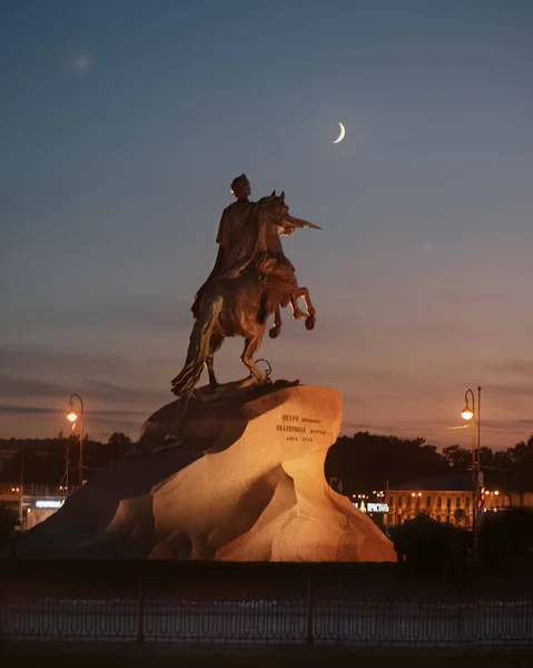 Gün doğumunda Büyük Peter 'ın binicilik heykeli. Saint Petersburg, Rusya