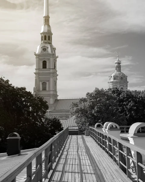 Peter ve Paul Kalesi 'nin çatısındaki tahta yol.