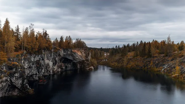 Ruskeala Dağı Parkı. Karelia Cumhuriyeti 'nde turistik kompleks. Mermer ocağı.