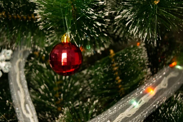 Brinquedo Árvore Natal Forma Uma Bola Vermelha Uma Guirlanda Branca — Fotografia de Stock