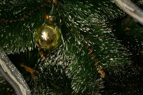 Juletreleketøy Form Gyllen Ball Uvanlig Hvit Krans Hengende Fra Mørkegrønt – stockfoto