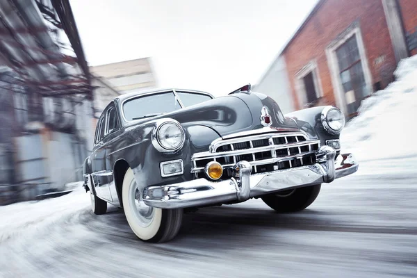 Kış yolunda eski usul araba sürüş