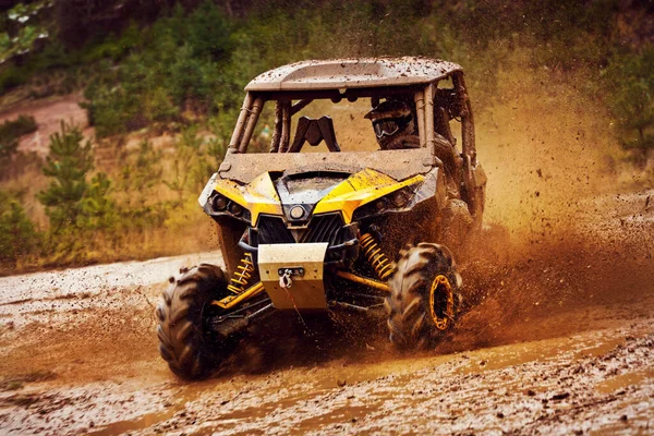 Puissant Vélo Quad Utv Chevauchant Avec Des Éclaboussures Boue Liquide — Photo