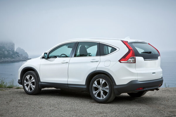 Белый автомобиль