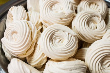 Havadar lezzetli beyaz Pavlova tatlı şekerlemeleri bir kasede yakın plan