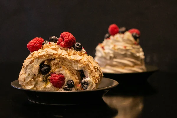 Luftiga Läckra Pavlova Desserter Och Maräng Rulla Svart Bakgrund Med — Stockfoto