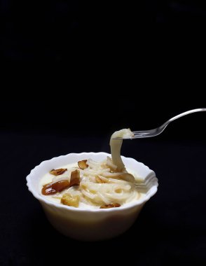 Yarı vermicelli. Geleneksel Hint tatlısı.