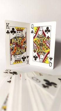 Solitaire kart oyunları en iyilerinden biridir. Kumarhanelerde, online oyun merkezlerinde oynanabilir. Joker kralı as 2-10 numaralı maça klavye kalpleri elmas hepsi bir mucize