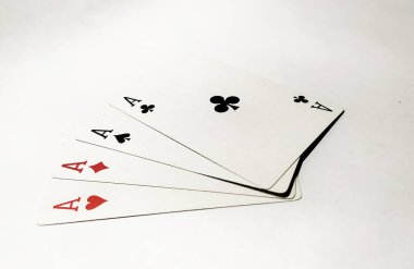 Solitaire kart oyunları en iyilerinden biridir. Kumarhanelerde, online oyun merkezlerinde oynanabilir. Joker kralı as 2-10 numaralı maça klavye kalpleri elmas hepsi bir mucize