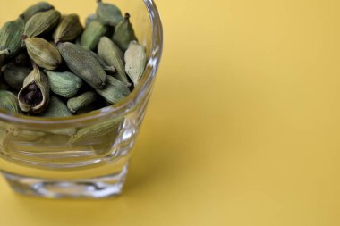 Dired kakule Elaichi Elam baharat kitinin önemli bir parçasıdır. Kakule köri, tatlı, ayurveda ilacı ve garam masala 'da kullanılır. Bunlar geleneksel Asya 'nın ayrılmaz bir parçasıdır.