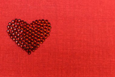 Sevgililer günü kartı arka planda kırmızı güller ve kırmızı arka planda kalp.