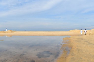 Uzun kumsal, mavi okyanus ve gökyüzü ufku Hindistan kerala varkala ile tropik kumsal arka planı 