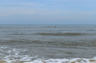 Uzun kumsal, mavi okyanus ve gökyüzü ufku Hindistan kerala varkala ile tropik kumsal arka planı 