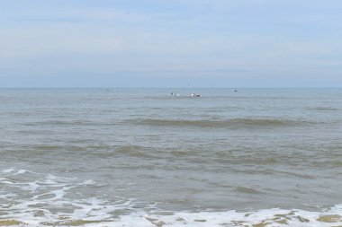 Uzun kumsal, mavi okyanus ve gökyüzü ufku Hindistan kerala varkala ile tropik kumsal arka planı 