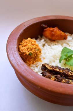 Geleneksel Kerala Hint yemeği. Pirinç, balık kızartması, turşu, limon turşusu, diğer tabaklar ve nane yaprakları. Chatti chor