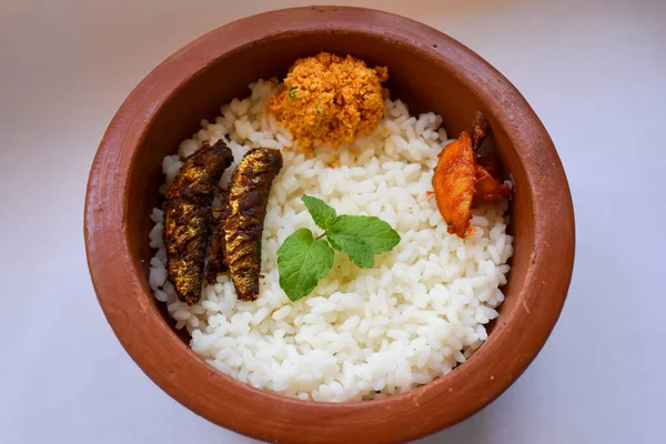 Geleneksel Kerala Hint yemeği. Pirinç, balık kızartması, turşu, limon turşusu, diğer tabaklar ve nane yaprakları. Chatti chor